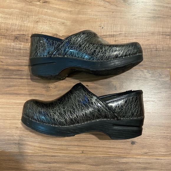 Dansko!! Women’s Black and Silver Clogs Size 37 - Picture 1 of 7